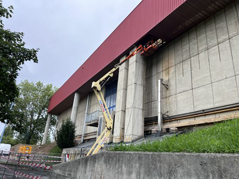 Avanzan los trabajos para el reforzamiento estructural del edificio de frontones del polideportivo de Fadura