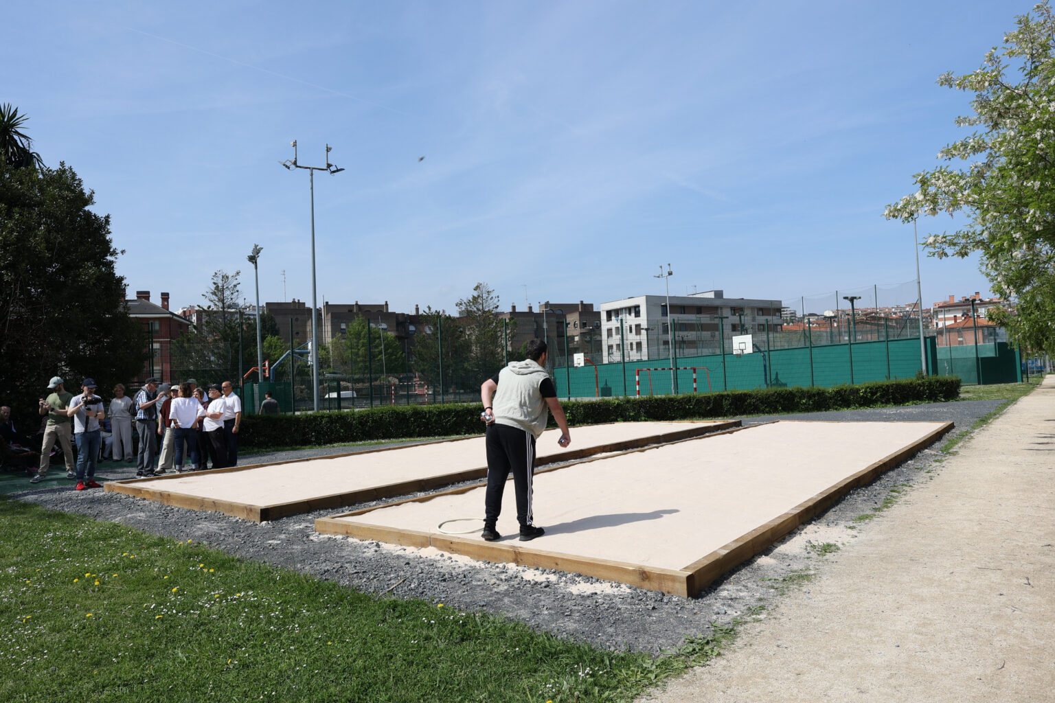 Estrenamos dos   pistas de petanca   en la zona exterior del polideportivo de Fadura