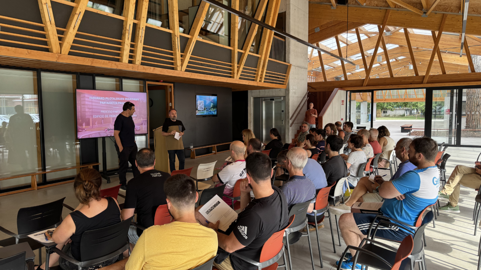Personas abonadas, clubes y ciudadanía de Getxo participan en la primera sesión sobre el futuro edificio de frontones de Fadura